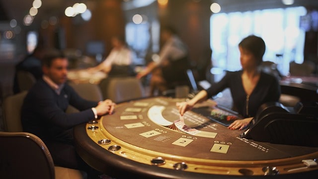 Situations Drôles Avec un Croupier en Direct Dans les Casinos en Ligne