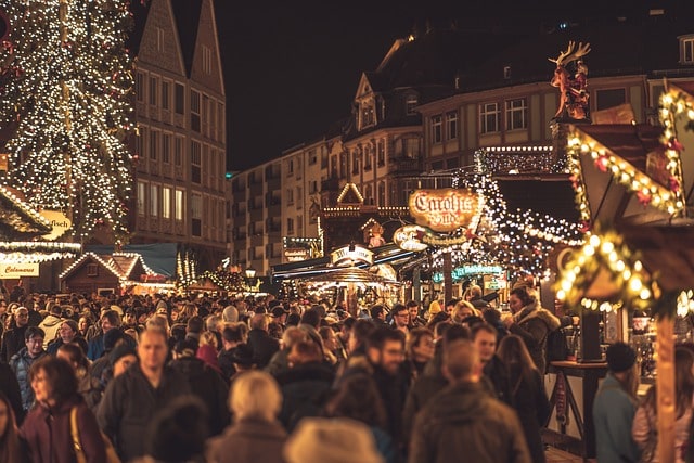 Marchés de Noël Suisses 2023 : Un Guide Festif des Meilleurs Marchés de Noël